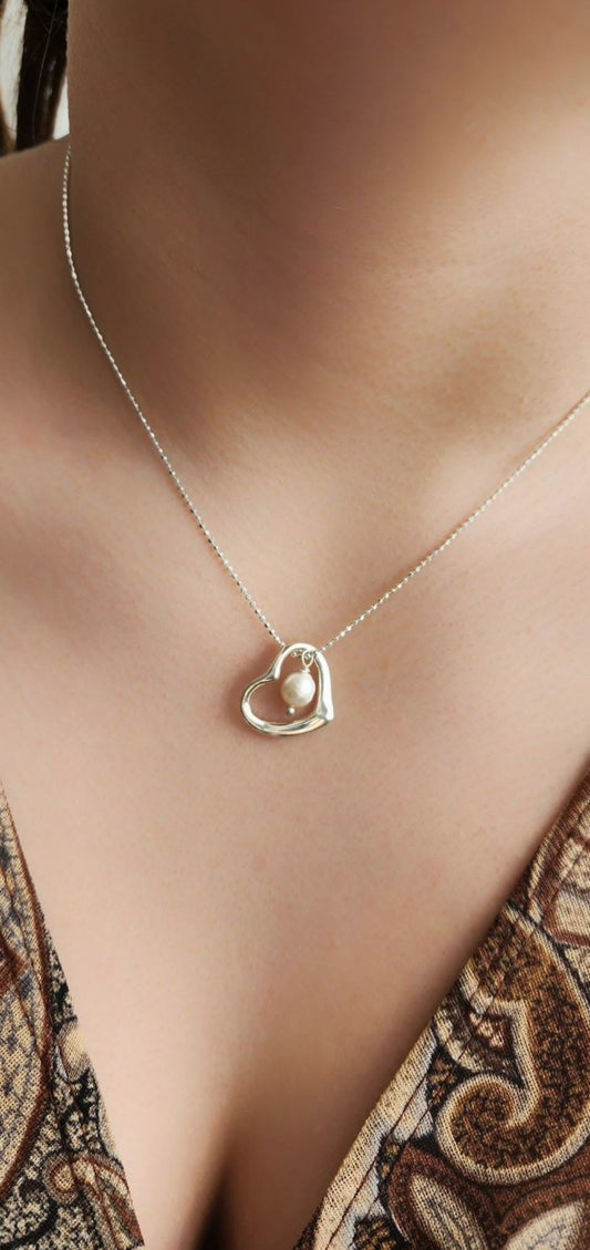 Silver heart necklace with a pearl